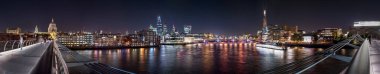 Millennium Köprüsü ve Saint Paul Katedrali ile Thames Nehri 'nin gece manzarası ve arka planda City Skyline. Londra 'nın panoramik manzarası, Birleşik Krallık