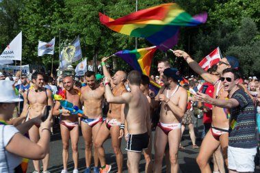 Madrid, İspanya. Temmuz 2017 dolaylarında. Madrid 'de eşcinsel yürüyüşünde fotoğraf çeken kimliği belirsiz neşeli insanlar..