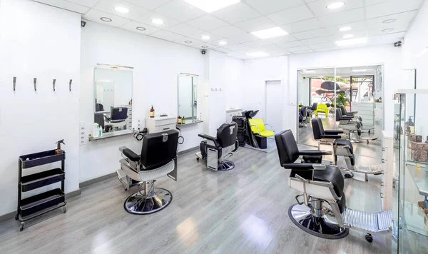 Modern, parlak saç ve güzellik salonu. Siyah-beyaz lüks dekorlu berber salonu iç işleri..