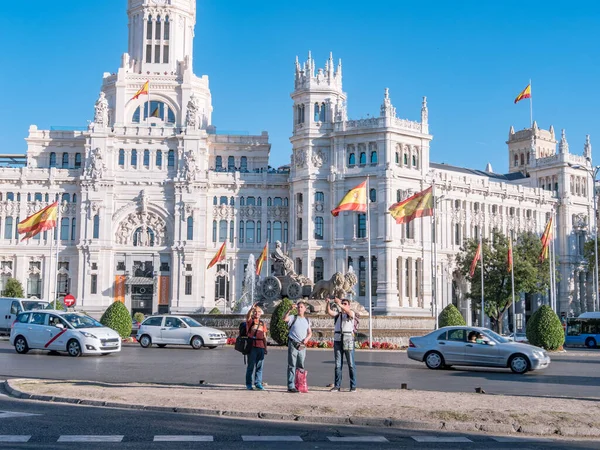 Madrid España Alrededor Enero 2019 Turista Tomando Selfie Con Fuente — Foto de Stock