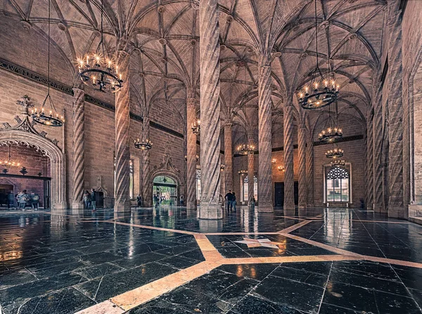 Valencia, İspanya. Mart 2018 civarı. Lonja de la Seda, Borsa Binası 'nın içi. İpek pazarı valensiyen gotik tarzda inşa edilmiştir..