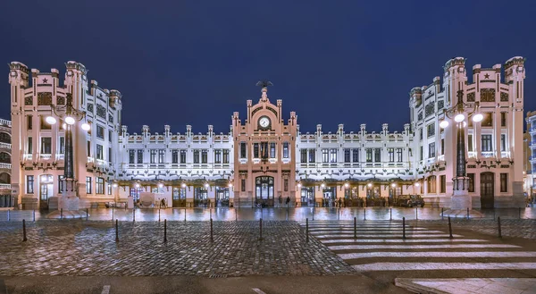 İspanya 'nın Valencia şehrinde geceleyin Kuzey Tren İstasyonu' nun (Estacio del Nord) panoramik manzarası. 
