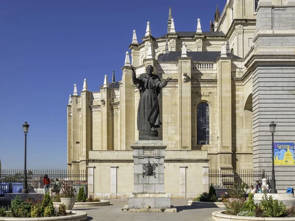 西班牙马德里 2018年11月 阿尔穆迪纳主教座堂 Catedral Almudenal 立面全景和教皇约翰 伊伊雕像 — 图库照片