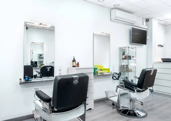 Interior do moderno salão de cabeleireiro brilhante, salão de