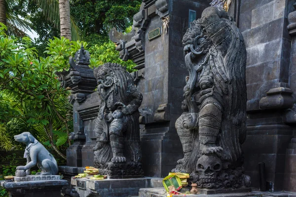 印度尼西亚巴厘岛一座工业神殿入口处的雕像 — 图库照片