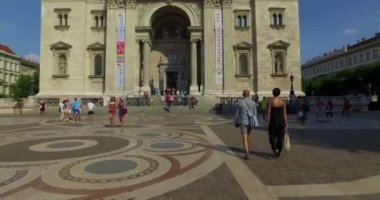 Budapeşte, Macaristan. Ağustos 2016 dolayları. St. Stephen Bazilikası 'nın dışında kamera hareketi.