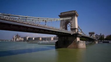 Budapeşte 'deki zincir köprüdeki trafik ve feribotların zaman aşımı.