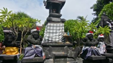 Endonezya, Bali 'deki Hinduist bir tapınakta heykeller ve sunumlar. Uzaklaştır.