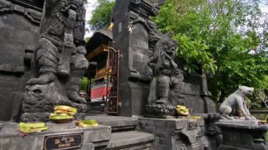 Endonezya, Bali 'deki Hinduist bir tapınağın girişindeki heykeller. Yakınlaştır.