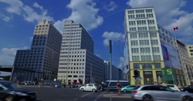 Berlin, Almanya. Ağustos 2016 dolayları. Güneşli bir günde Potsdamer Platz 'da trafik.