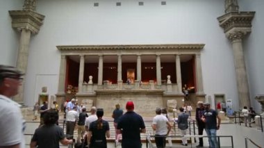 Berlin, Almanya. Ağustos 2016 dolayları. Pergamon Müzesi 'nde Miletus Pazar Kapısı' nı ziyaret eden turistler.