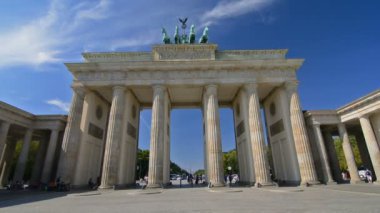 Brandenburg Kapısını ziyaret eden turistler.