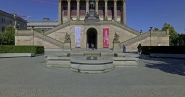 Berlin, Almanya. Mayıs 2018. Berlin Ulusal Galerisi 'nin ön yüzünü ve fotoğraflarını çeken bir turist. Sinematik kamera hareketi..