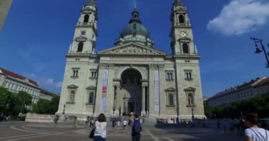 Budapeşte, Macaristan. Ağustos 2016 dolayları. St. Stephen Bazilikası 'nın dışında kamera hareketi.