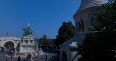 Budapeşte, Macaristan. Eylül 2016 civarı. Roma Katolik Kilisesi ve Kral I. Stephen Balıkçı Kalesi 'ndeki anıt..