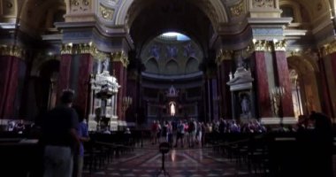 Budapeşte, Macaristan. Ağustos 2016 dolayları. St. Stephen Bazilikası 'nın içinde kamera hareketi.