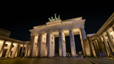 Berlin, Almanya. Ağustos 2016 dolayları. Gece Brandenburg Kapısı 'nı ziyaret eden turistlerin zaman aşımı