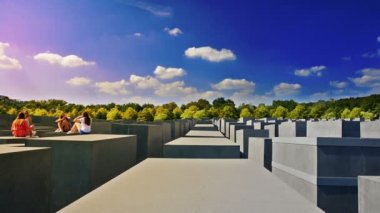 Berlin, Almanya. Ağustos 2016 dolayları. Soykırım Anıtı olarak da bilinen Avrupa 'daki Öldürülen Yahudileri Anma Töreni' ni ziyaret eden kızlar.