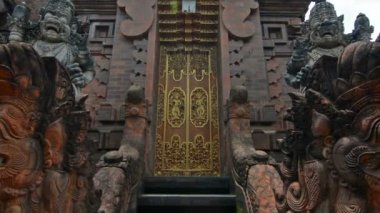 Endonezya, Bali 'deki Hinduist bir tapınağın girişindeki heykeller. Uzaklaştır.