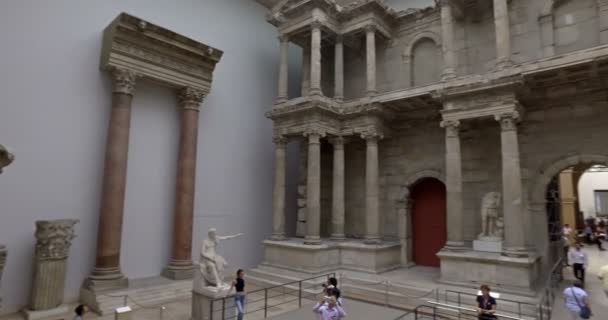 Berlin, Allemagne. Vers mai 2018. Touristes visitant la porte du marché de Milet dans le musée de Pergame. Mouvement caméra panoramique . — Video