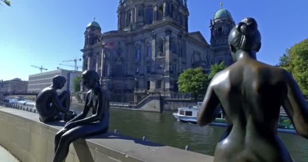 베를린 대 성당 맞은편에 있는 강기슭에 있는 조각상들 이다. 느린 동작. — 비디오