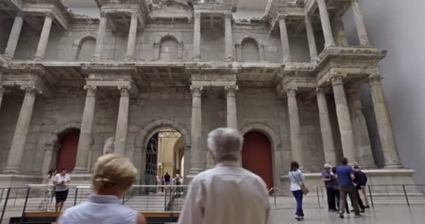 Berlin, Allemagne. Vers mai 2018. Touristes visitant la porte du marché de Milet dans le musée de Pergame. Mouvement de caméra cinématographique . — Video