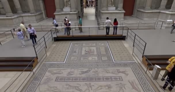 Berlín, Alemania. Alrededor de mayo de 2018. Los turistas que visitan la puerta del mercado de Mileto y el templo de Trajano en el museo de Pérgamo. Movimiento de cámara Pan . — Vídeo de stock