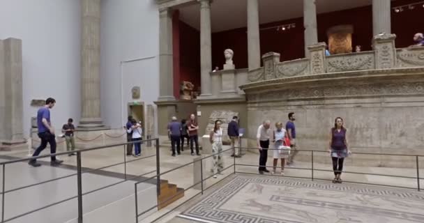 Berlin, Németország. 2018. május körül. A turisták látogató Market kapu Miletus és templom Trajan a Pergamon Múzeum. Pánkameramozgás. — Stock videók