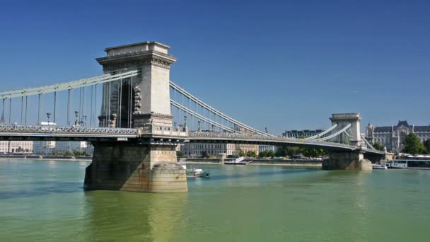 Trajekty a chodci v řetězovém mostě v Budapešti, Maďarsko — Stock video