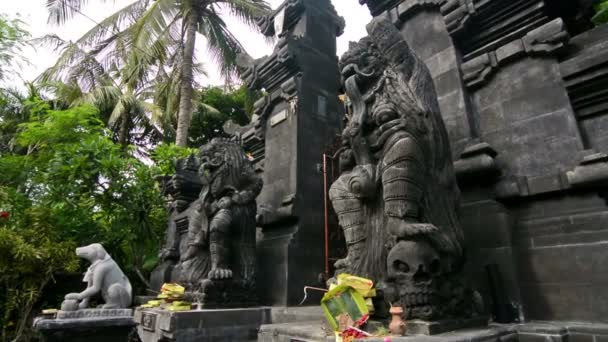 Statyer Vid Ingången Till Ett Hinduistiskt Tempel Bali Indonesien Zooma — Stockvideo