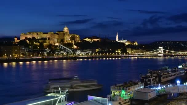 Nachtelijke verval van het Koninklijk Paleis en de Donau in Boedapest. Kasteel van Boeda. — Stockvideo