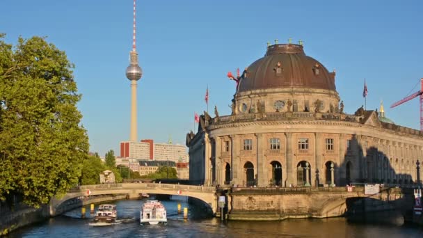Berlin Tyskland Circa Augusti 2017 Båtkryssningar Framför Bode Museum Vid — Stockvideo