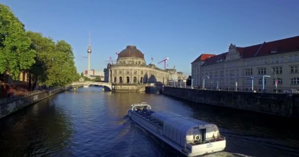 Berlín Alemania Alrededor Agosto 2016 Cruceros Barco Frente Museo Bode — Vídeos de Stock