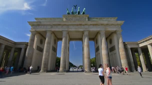 Berlin Niemcy Około Sierpnia 2016 Upływ Czasu Turystów Odwiedzających Bramę — Wideo stockowe