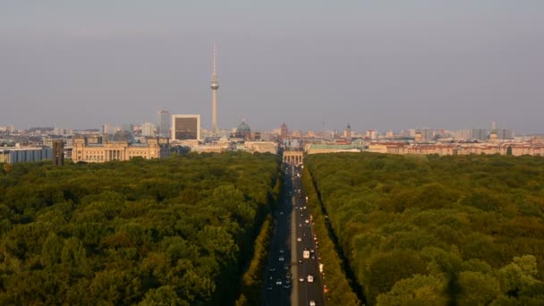 Flygfoto över Berlin, Tyskland vid solnedgången. Utsikt från Segerkolonnen — Stockvideo