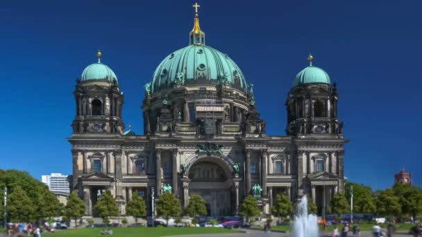 Güneşli bir günde Berlin katedralinin zamanı.. — Stok video