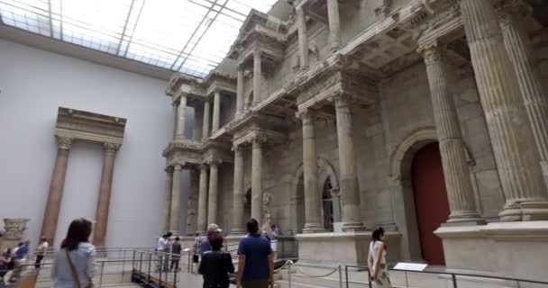 Berlim, Alemanha. Circa maio 2018. Turistas que visitam Market gate de Miletus no museu Pergamon. Movimento da câmara cinematográfica . — Vídeo de Stock