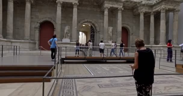 Berlijn, Duitsland. Circa mei 2018. Toeristen bezoeken marktpoort van Miletus in Pergamon museum. Beweging van de camera. — Stockvideo