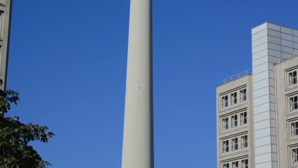 Zegar światowy i wieża telewizyjna w Alexanderplatz — Wideo stockowe