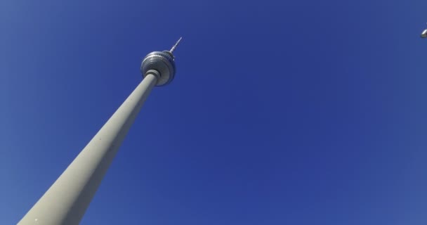 Berlim, Alemanha. Circa maio 2018. Torre de TV em Alexanderplatz . — Vídeo de Stock