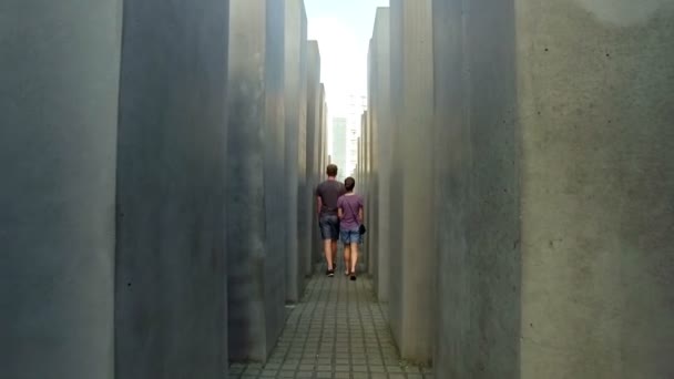 Βερολίνο Γερμανία Περίπου Αύγουστος 2016 Ζευγάρι Επισκέπτεται Μνημείο Των Δολοφονημένων — Αρχείο Βίντεο
