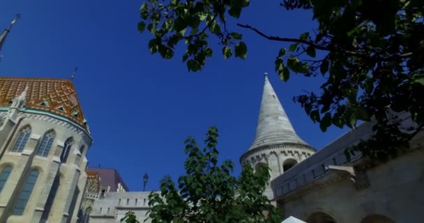 Chiesa cattolica romana di Mattia e il re Santo Stefano I monumento a Fishermans Bastion . — Video Stock