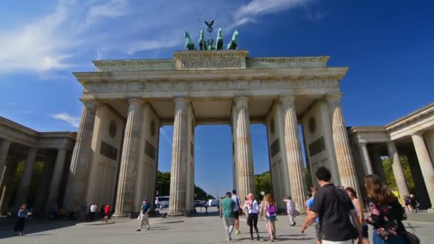 Berlin Niemcy Około Sierpnia 2016 Turyści Odwiedzający Bramę Brandenburską Powiększ — Wideo stockowe