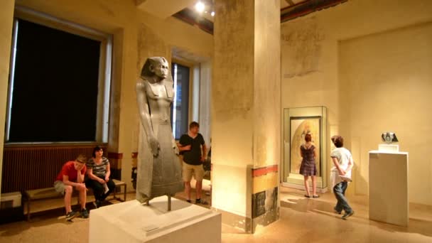 Berlin Niemcy Około Sierpnia 2016 Turyści Odwiedzający Muzeum Egipskie Muzeum — Wideo stockowe