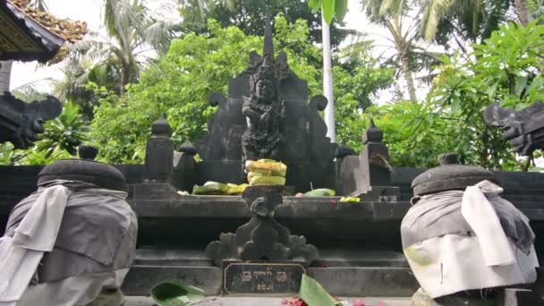 Statyer Och Erbjudanden Ett Hinduistiskt Tempel Bali Indonesien Zooma — Stockvideo