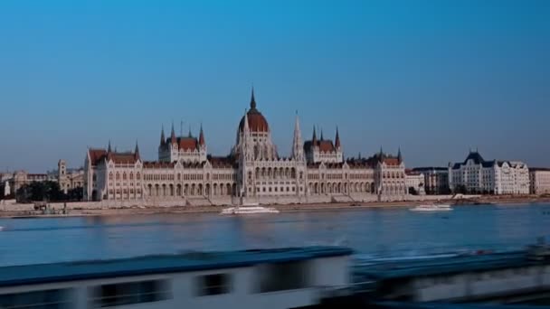 Macaristan Parlamentosu ve Tuna Nehri 'nin Budapeşte' de aşırı düşüşü. Budapeşte, Macaristan. — Stok video