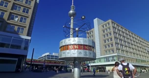 Berlín Alemania Alrededor Agosto 2016 Personas Que Visitan World Clock — Vídeo de stock