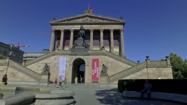 Berlin, Allemagne. Vers mai 2018. Touriste prenant des photos et la façade de la Galerie nationale de Berlin.Mouvement caméra cinématographique au ralenti . — Video
