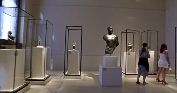 Berlin, Niemcy. Około maja 2018 r. Turyści odwiedzający Muzeum Egipskie. Muzeum Neues. — Wideo stockowe