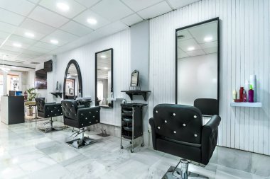 Modern, parlak güzellik salonu. Kuaför salonu iç işleri.